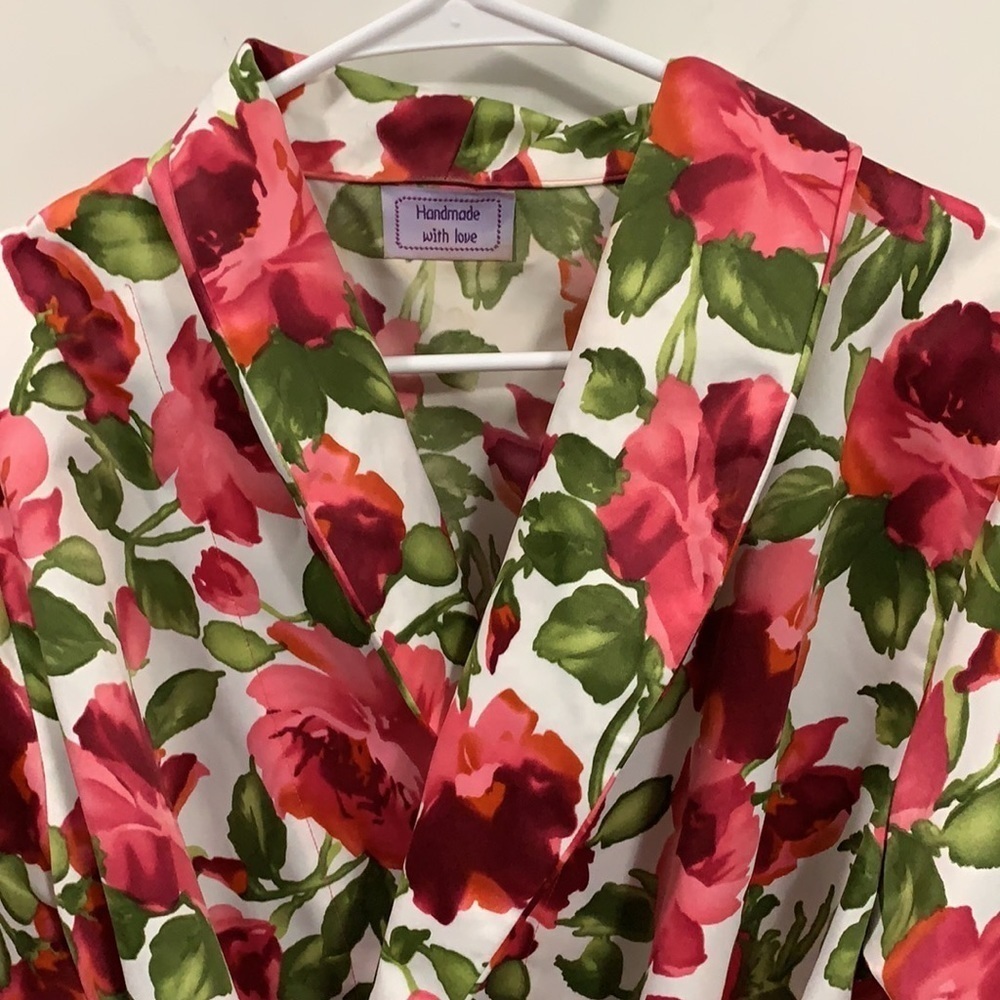 Beautiful Handmade Robe, feels like Satin, no tags - Picture 2 of 3